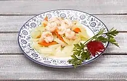 Салат из сельдерея, креветок и моркови (200 гр.)