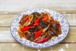 Острые куриные желудки с древесными грибами, обжаренные с луком и перцем (200 гр.)