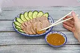 Отварная говядина с огурцом и пикантным соусом (250 гр.)