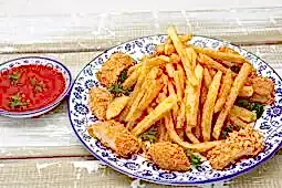 Куриные ломтики в кляре с картофелем фри и соусом (250 гр.)