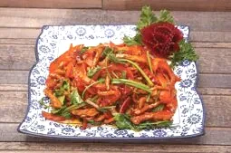 Жареная соломка из свинины к пиву с зеленью и луком (200 гр.)